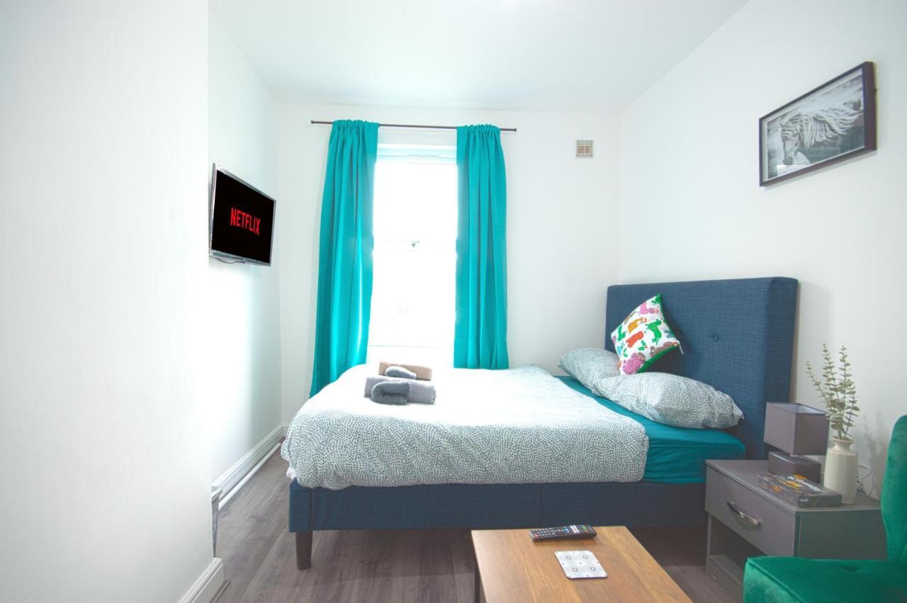 Cosy Family Home W/Wi-Fi, Parking, Self Check-In ลอนดอน ภายนอก รูปภาพ