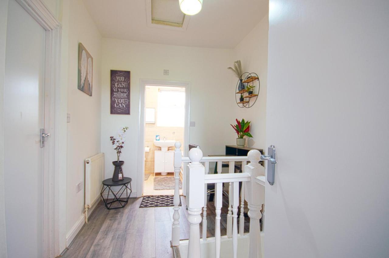 Cosy Family Home W/Wi-Fi, Parking, Self Check-In ลอนดอน ภายนอก รูปภาพ